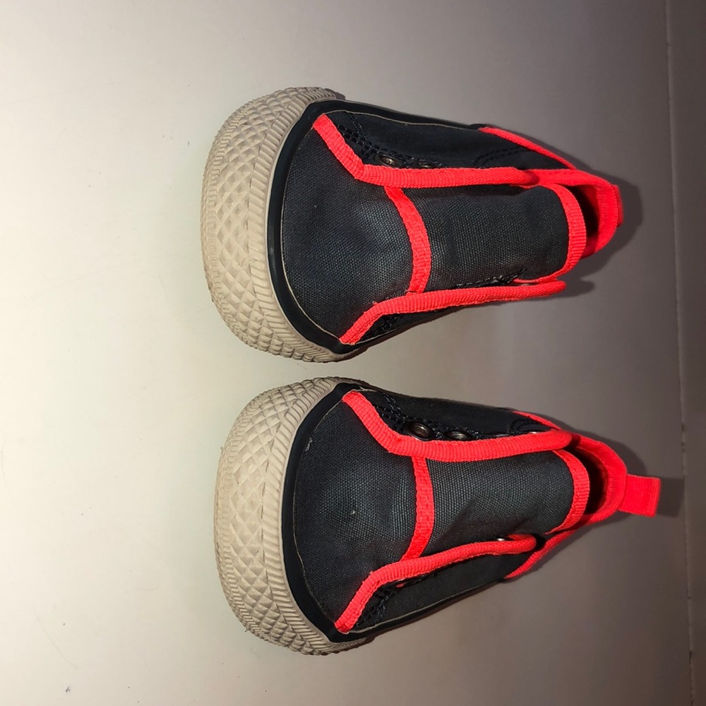 Size 5 Infant/Toddler Gap Sneaker